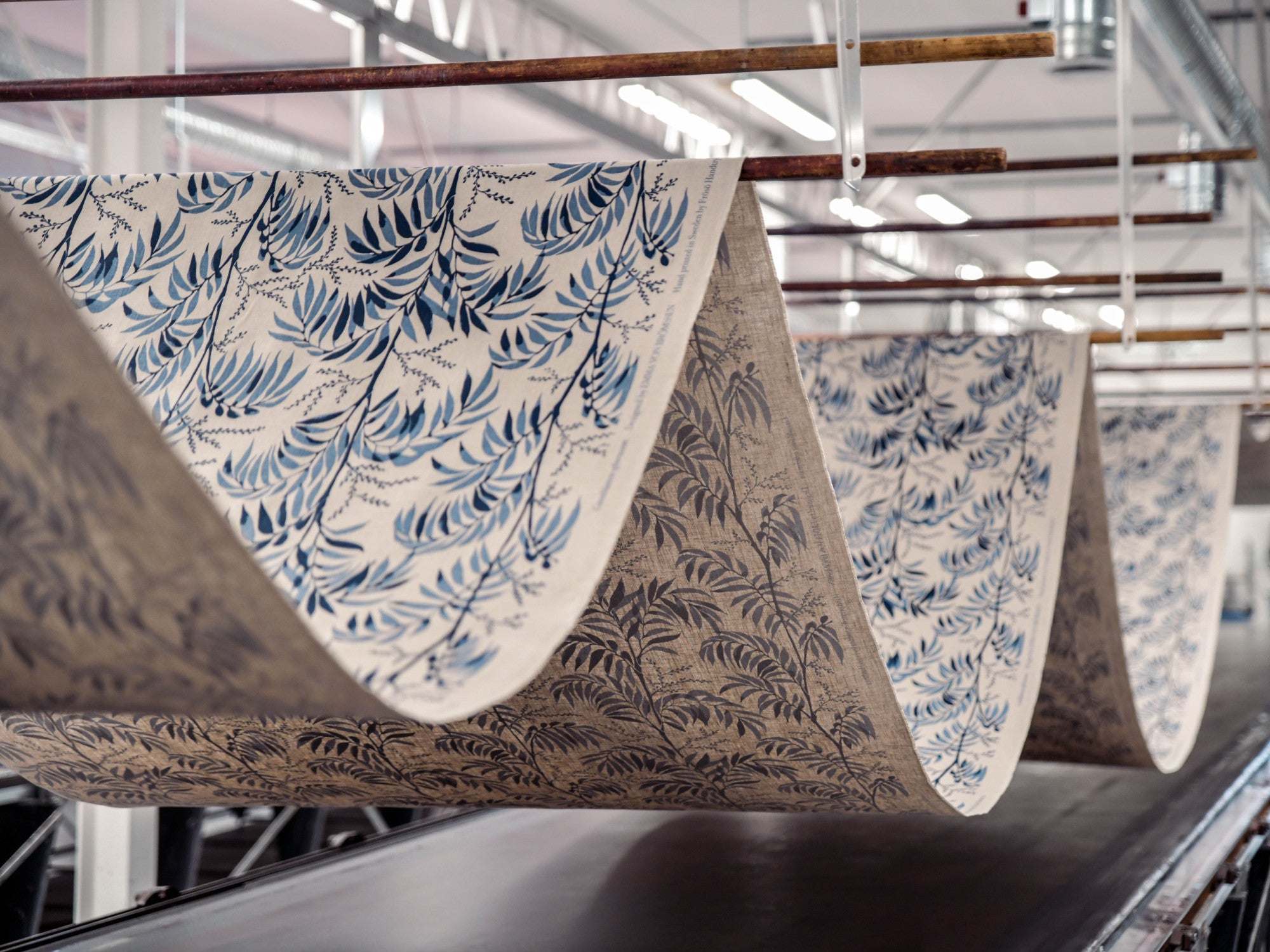 Fortrykt stof Casablanca afternoon hængende til tørre over trykbordene