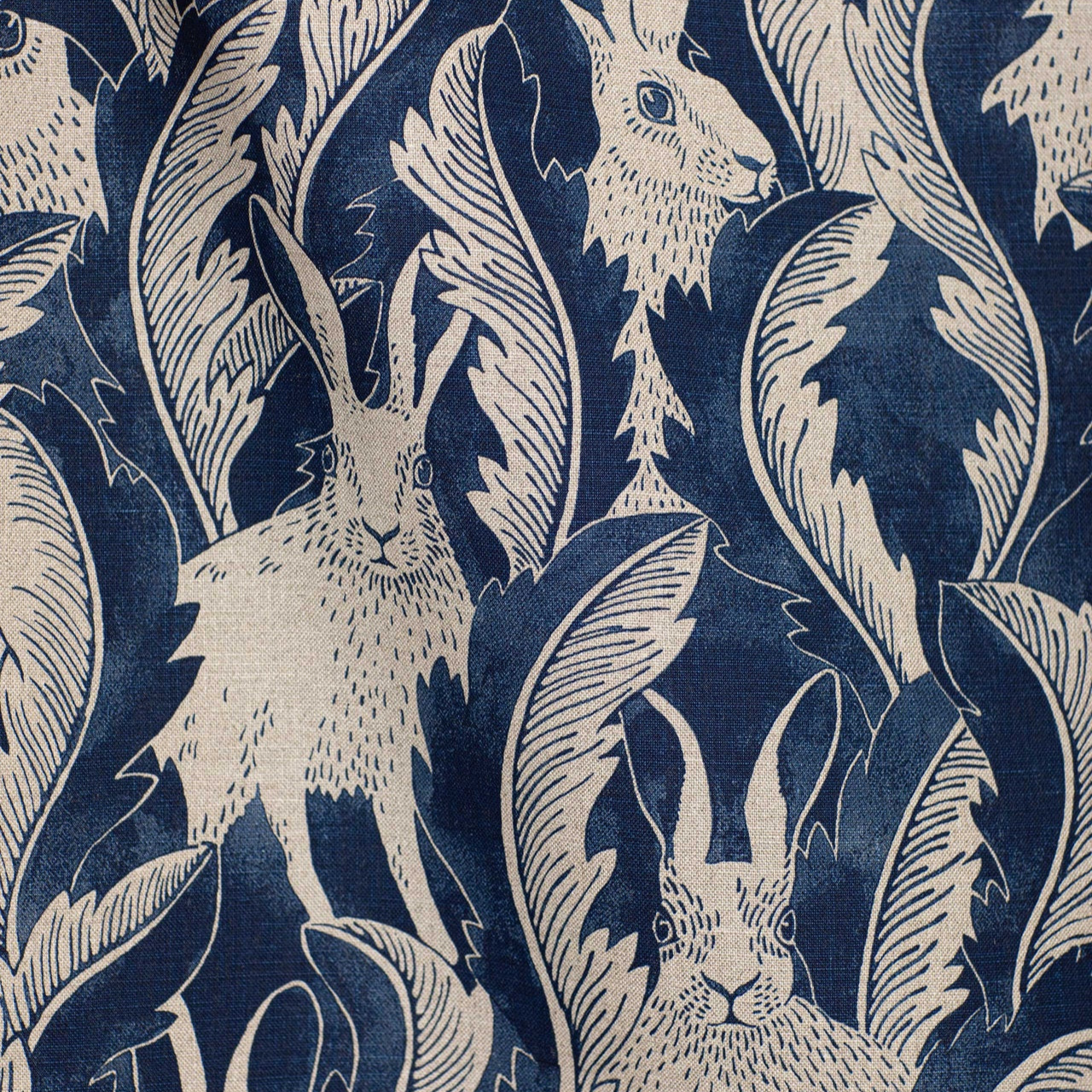Hørstof Hares in hiding blå farve. Blå harer på stof designet af Emma von Brömssen.