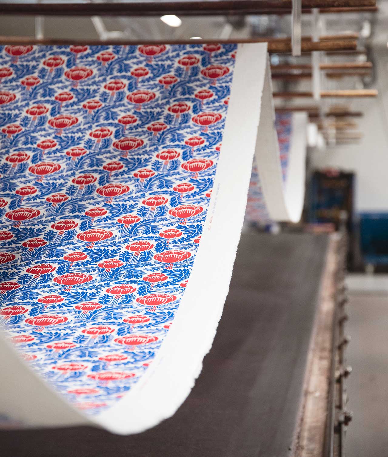 Cotton fabric "SKOCKOR I MÅNSKEN" Blue/Red - Frösö Handtryck Scandinavia