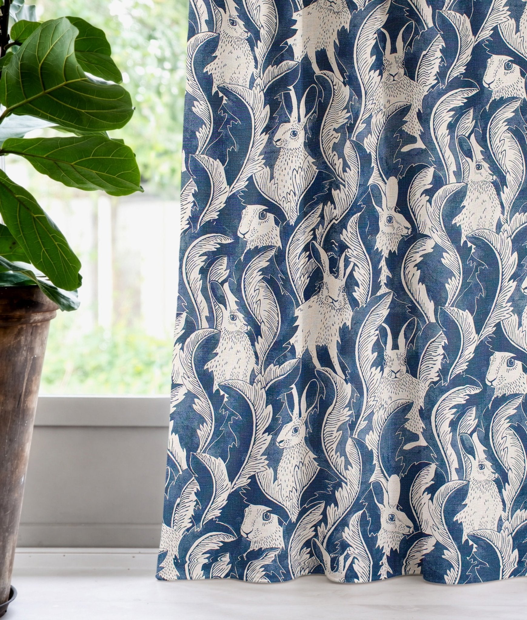 Gardinlängd "HARES IN HIDING" Blå - Frösö Handtryck Scandinavia