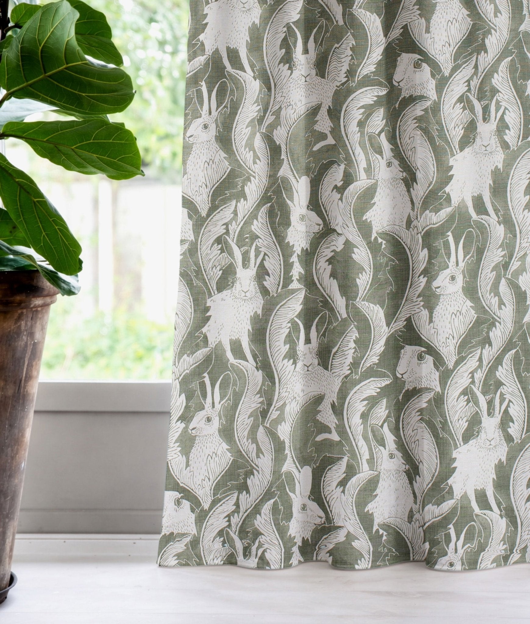 Gardinlängd "HARES IN HIDING" Grön - Frösö Handtryck Scandinavia