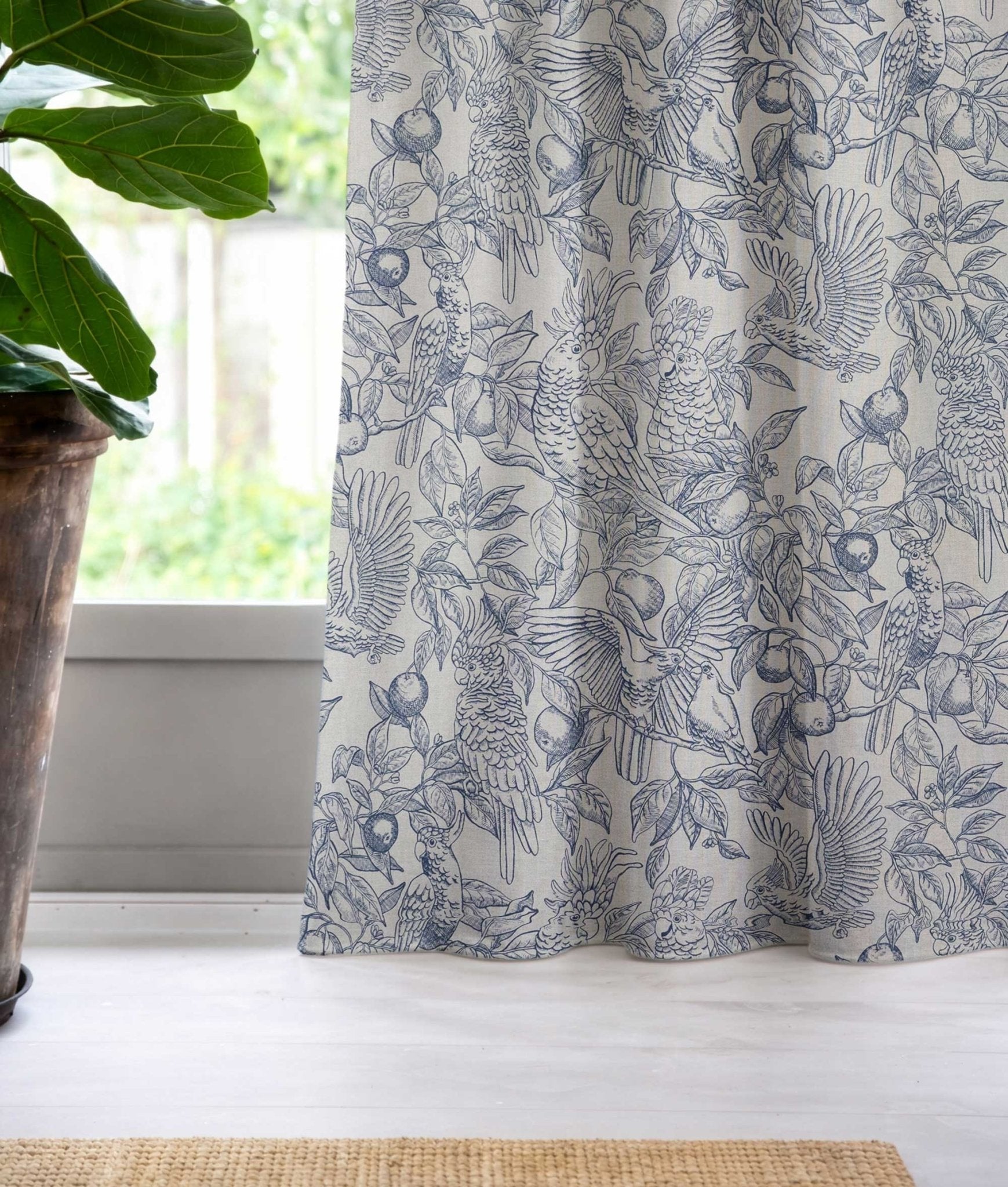 Gardinlängd Linnetyg "TALK ABOUT COCKATOOS” Blå - Frösö Handtryck Scandinavia