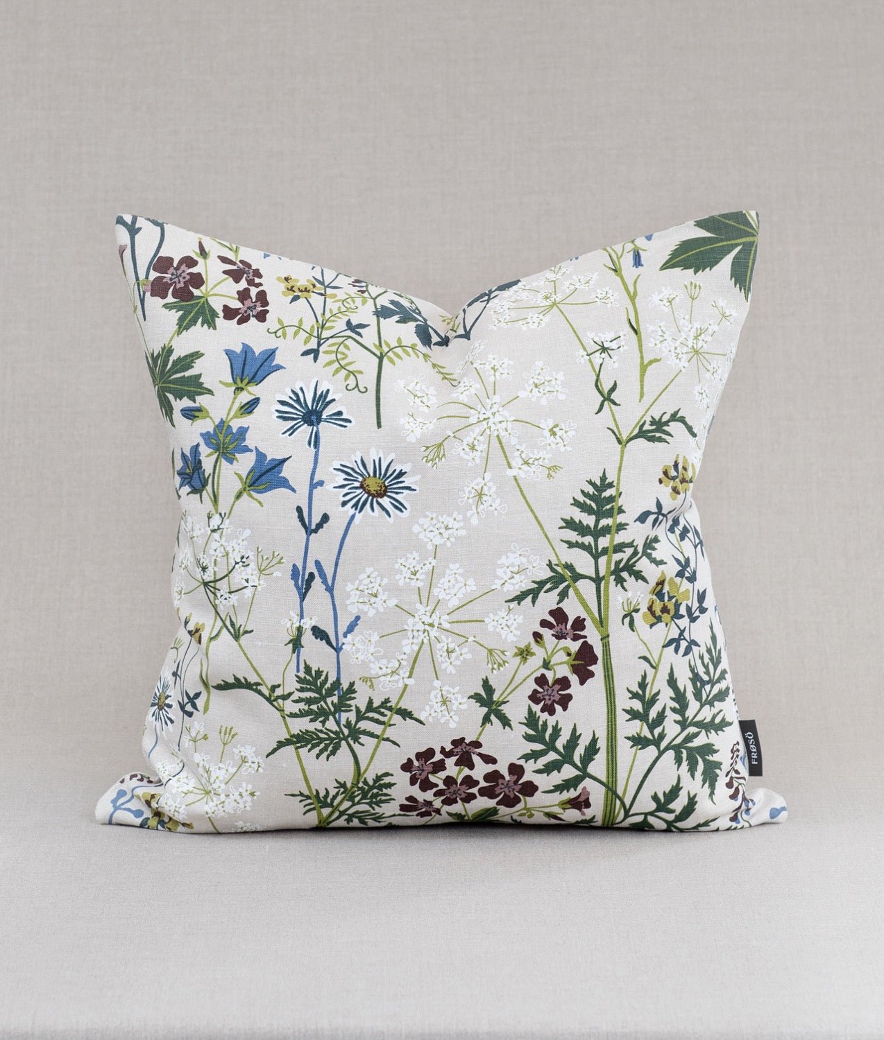 Kuddfodral “Midsommaräng” 50x50 Natur - Frösö Handtryck Scandinavia