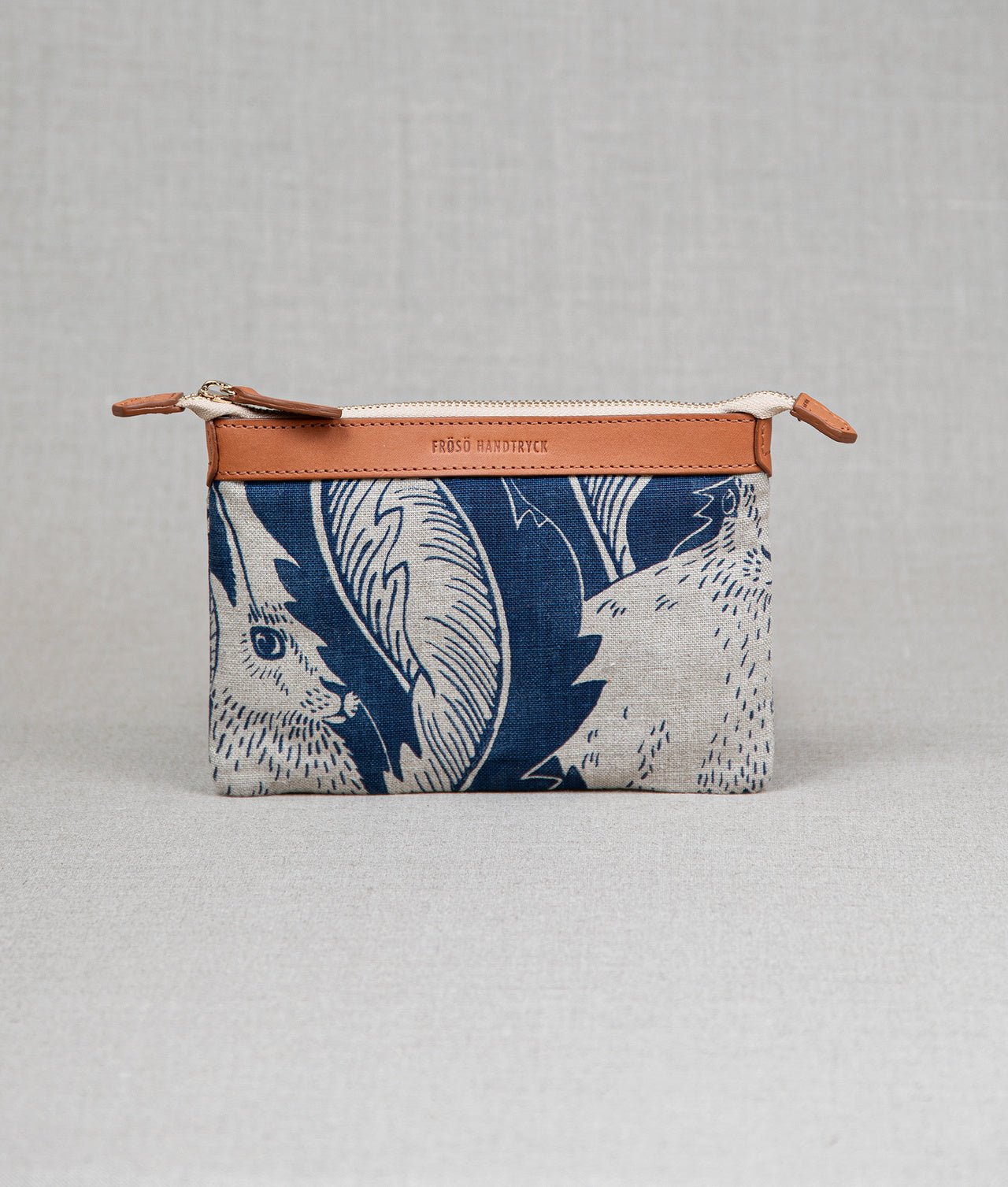 POUCH NETTAN "HARES IN HIDING" BLÅ - Frösö Handtryck Scandinavia