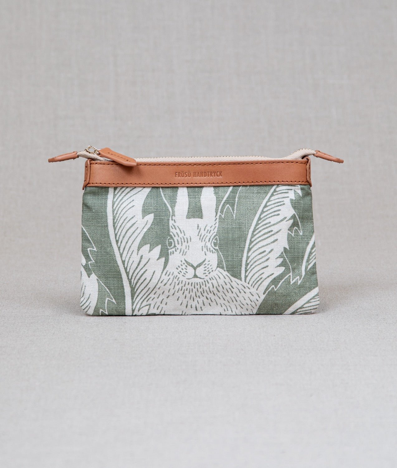 POUCH NETTAN "HARES IN HIDING" Grön - Frösö Handtryck Scandinavia