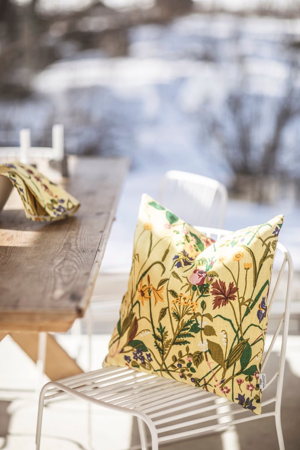 ROS & LILJA" gult pudebetræk - Frösö Handtryck Scandinavia