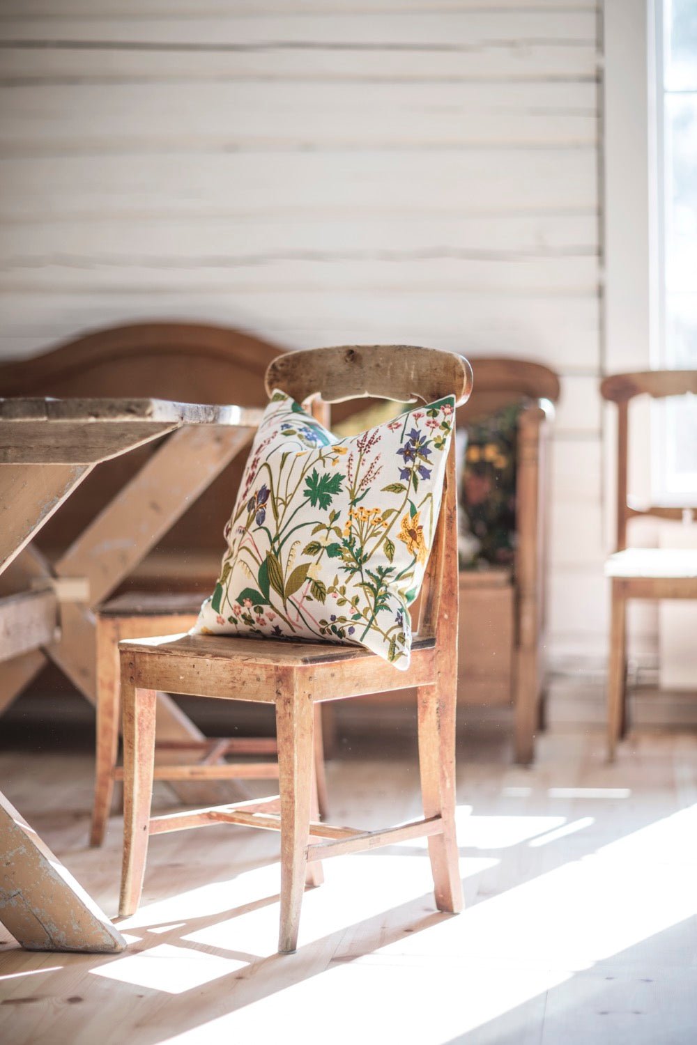 ROS & LILJA" hvidt pudebetræk - Frösö Handtryck Scandinavia