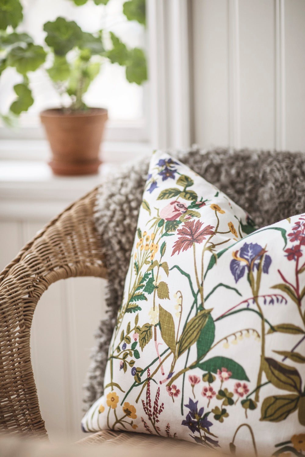 ROS & LILJA" hvidt pudebetræk - Frösö Handtryck Scandinavia