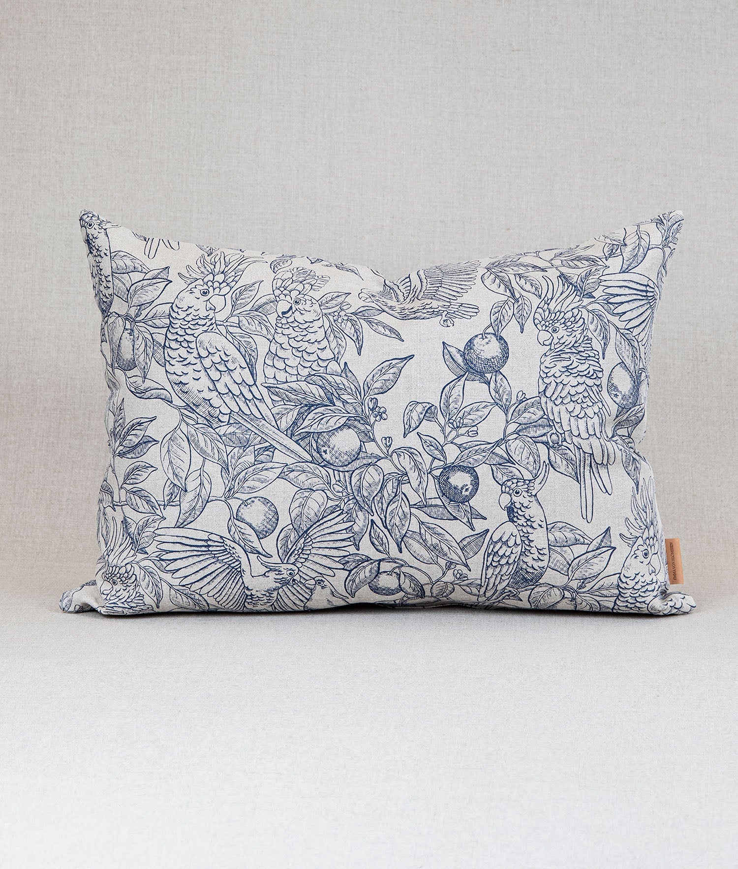 "TALK ABOUT COCKATOOS" LINEN BLÅ Putetrekk - Frösö Handtryck Scandinavia