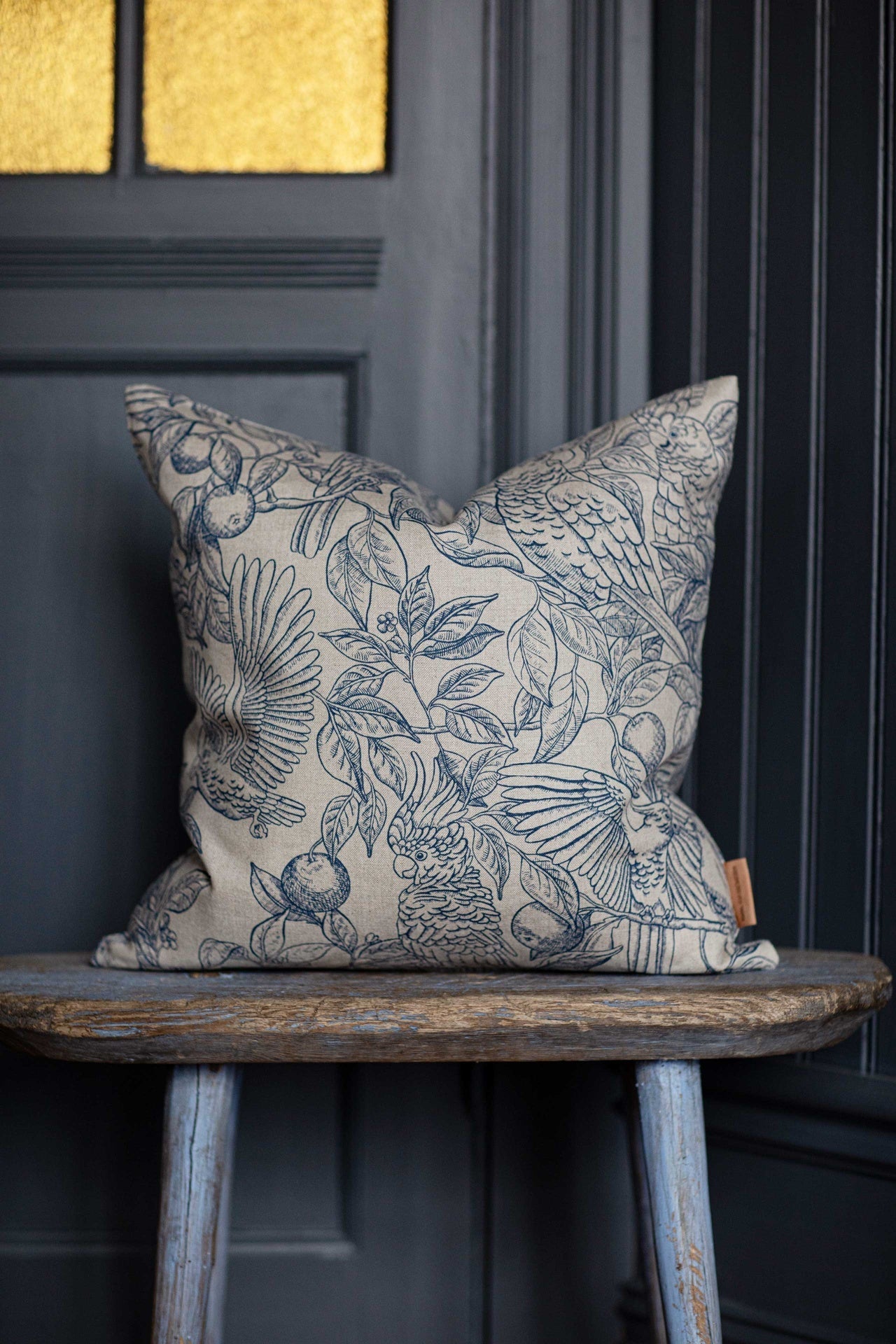 "TALK ABOUT COCKATOOS" LINEN BLÅ Putetrekk - Frösö Handtryck Scandinavia