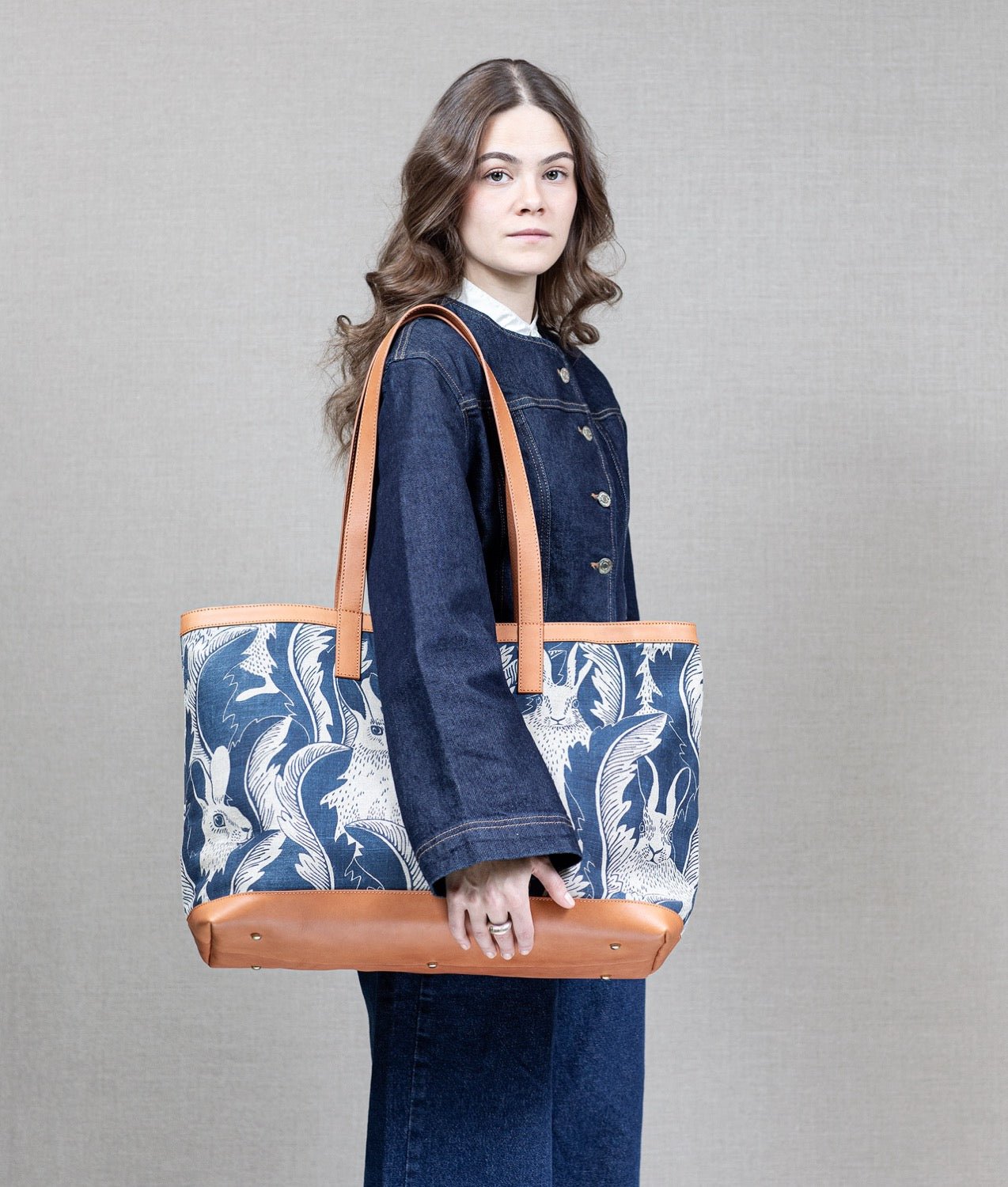 Tote MAJSAN "Hares in hiding" Blå - Frösö Handtryck Scandinavia