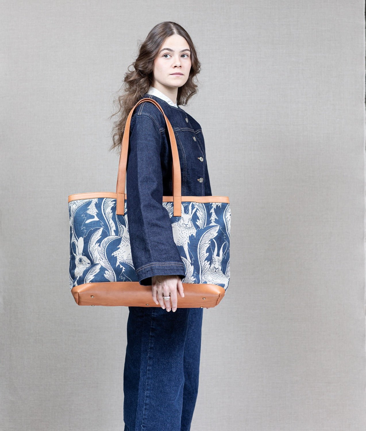 Tote CORN "Hares in hiding" Blå - Frösö Handtryck Scandinavia