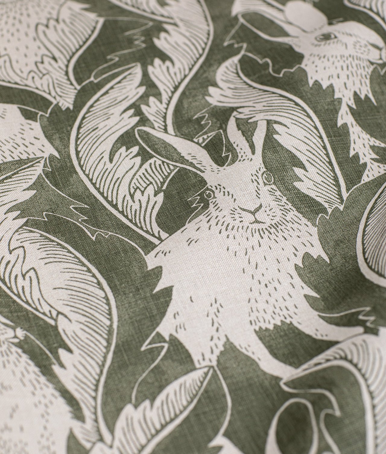 Tygprov – Linnetyg "HARES IN HIDING" Grön - Frösö Handtryck Scandinavia