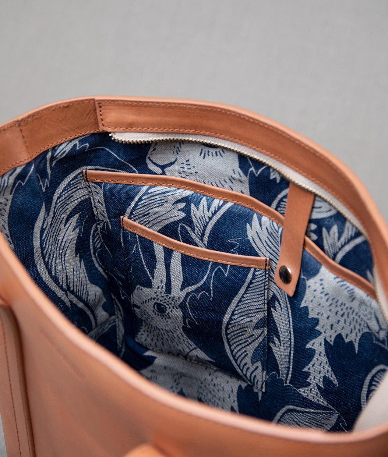 Bag BOJAN "HARES IN HIDING" Blue - Frösö Handtryck Scandinavia