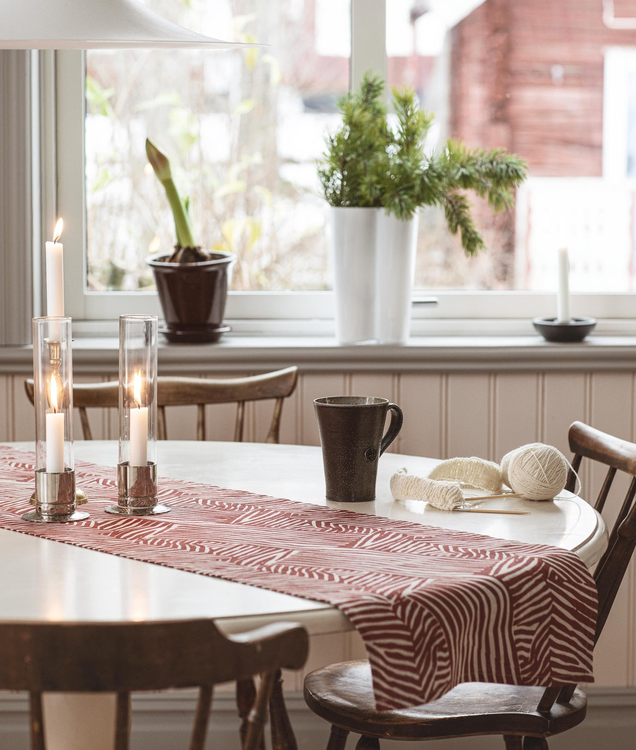 Röd löpare "Flätverk" på ett dukat bord. Röda ränder handtryckt på naturligt linne 40x150 cm