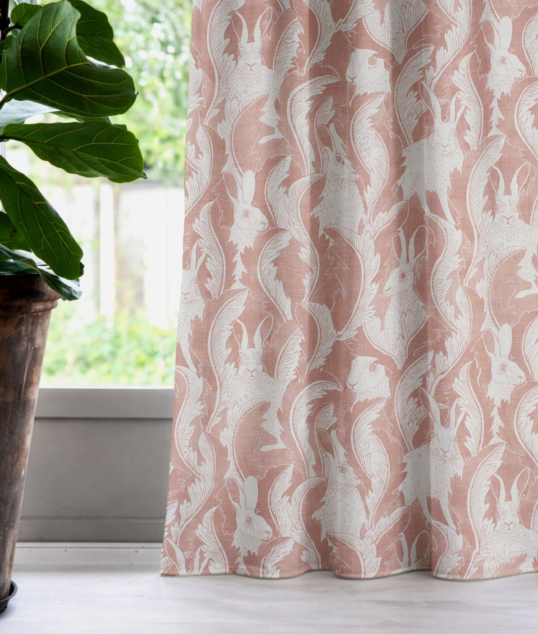 Gardinlängd "HARES IN HIDING" Rosa - Frösö Handtryck Scandinavia