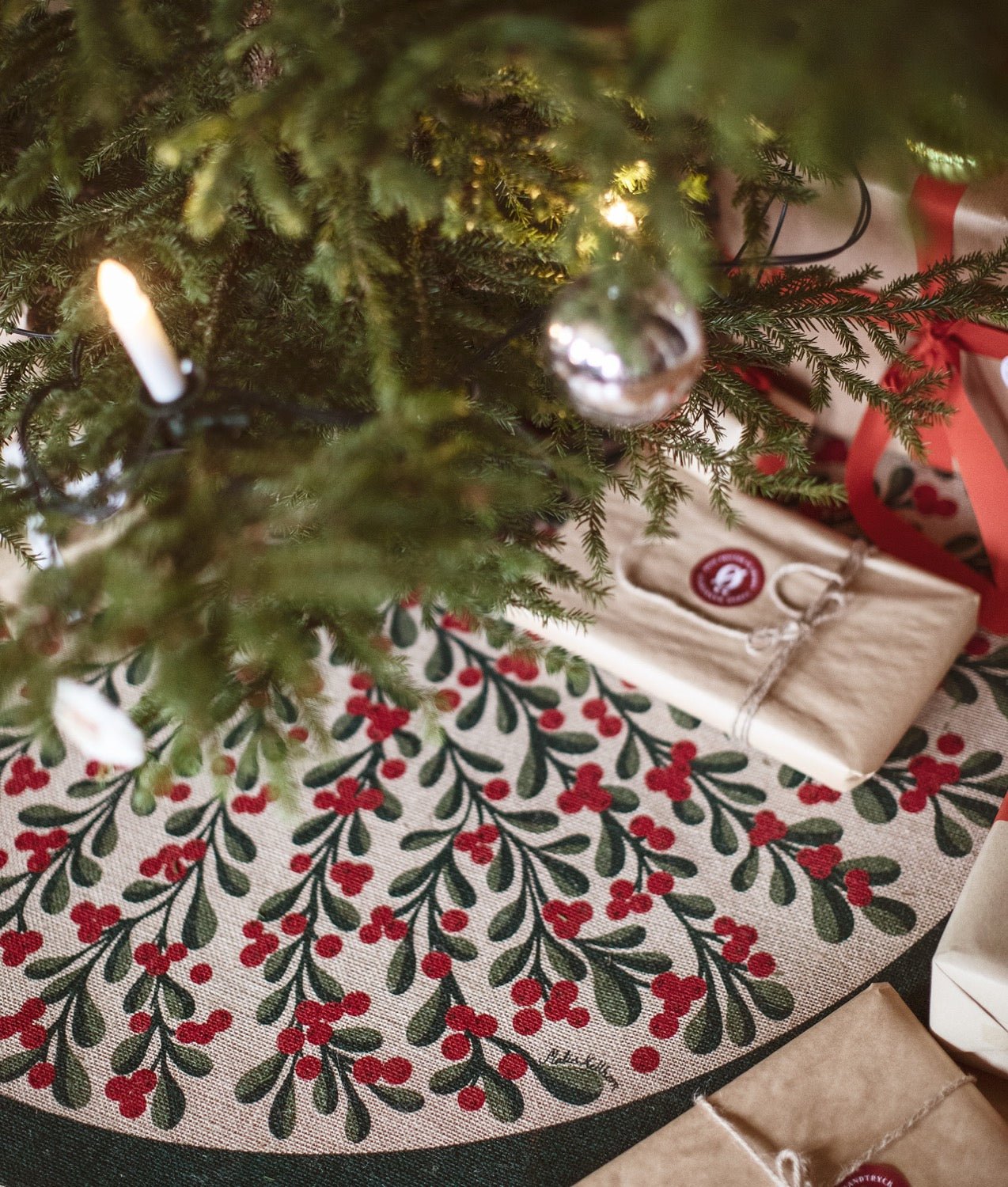 Christmas tree mat "LINGONKVIST" Jute - Frösö Handtryck Scandinavia
