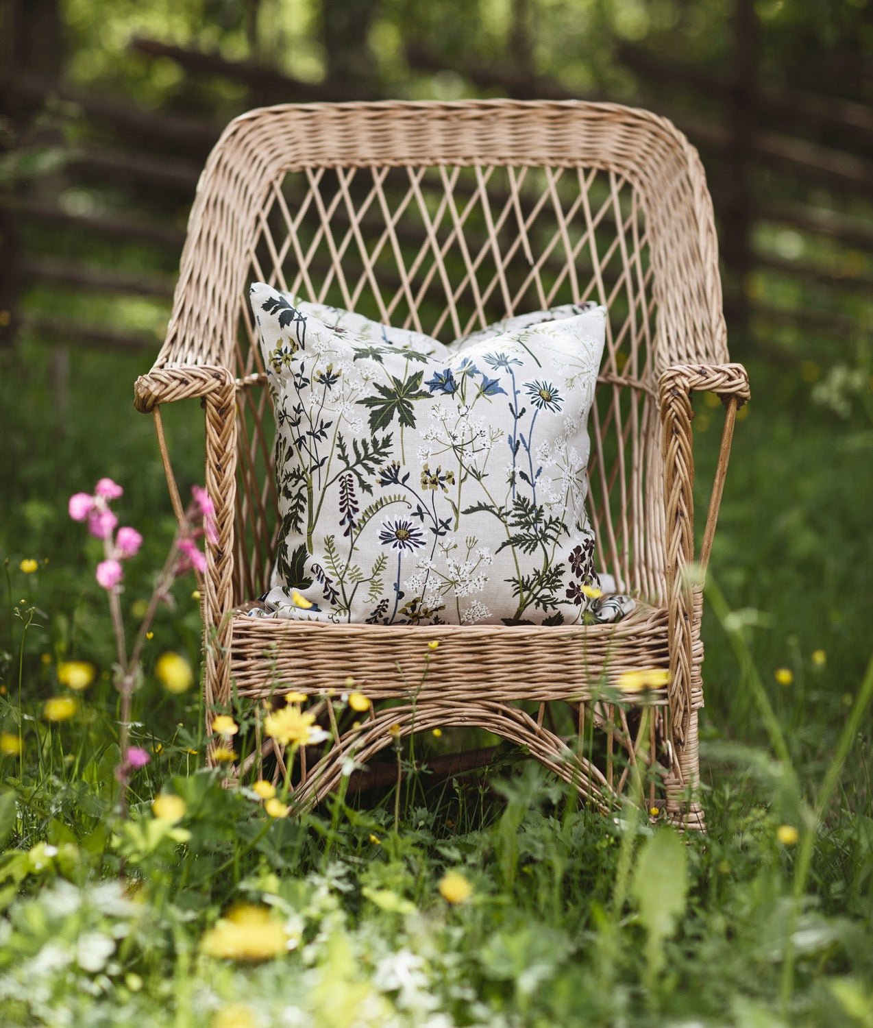 Kuddfodral “Midsommaräng” 50x50 Natur - Frösö Handtryck Scandinavia