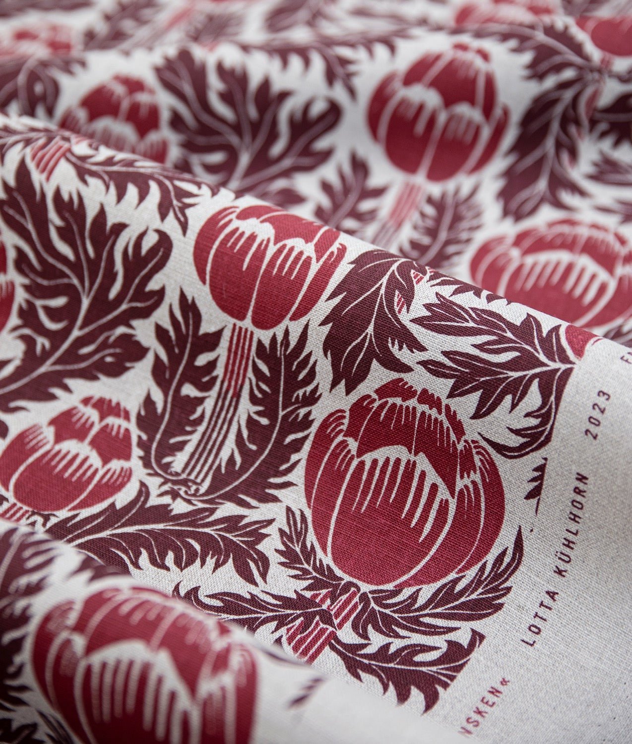 Tygprov – Linnetyg "Skockor i månsken" Mörkröd/Natur - Frösö Handtryck Scandinavia