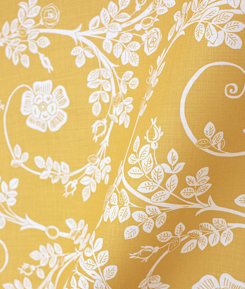 Tygprov ”ROSENGÅNG” Lejongul - Frösö Handtryck Scandinavia